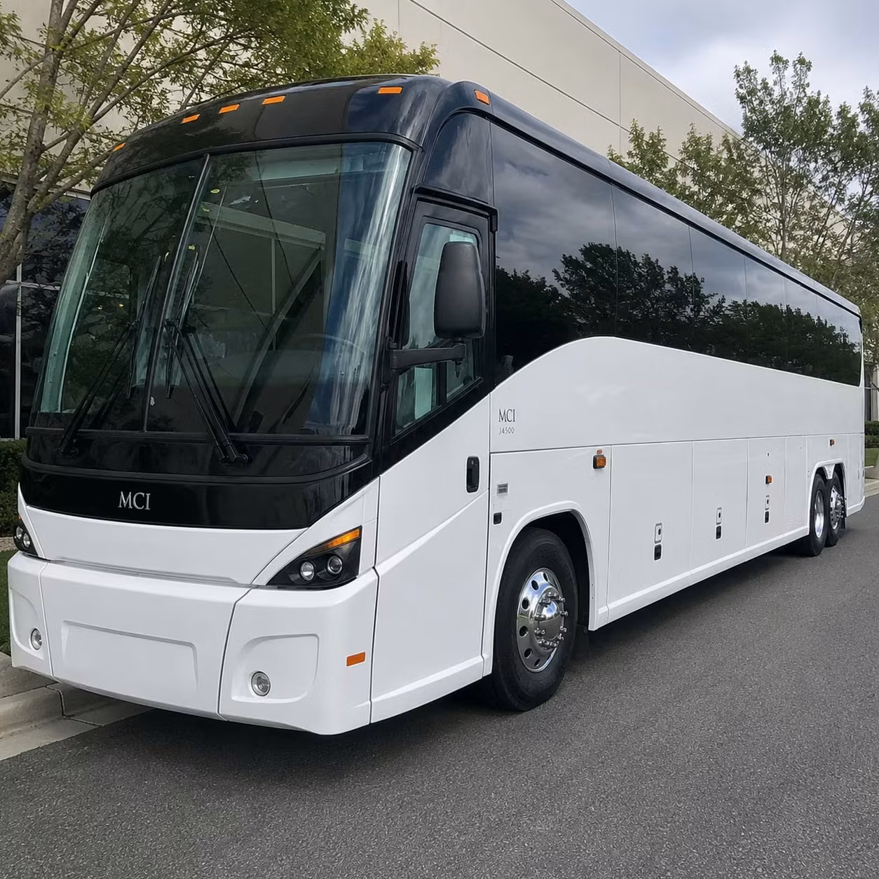 daily commuter shuttles between mount pleasant neighborhoods and downtown charleston